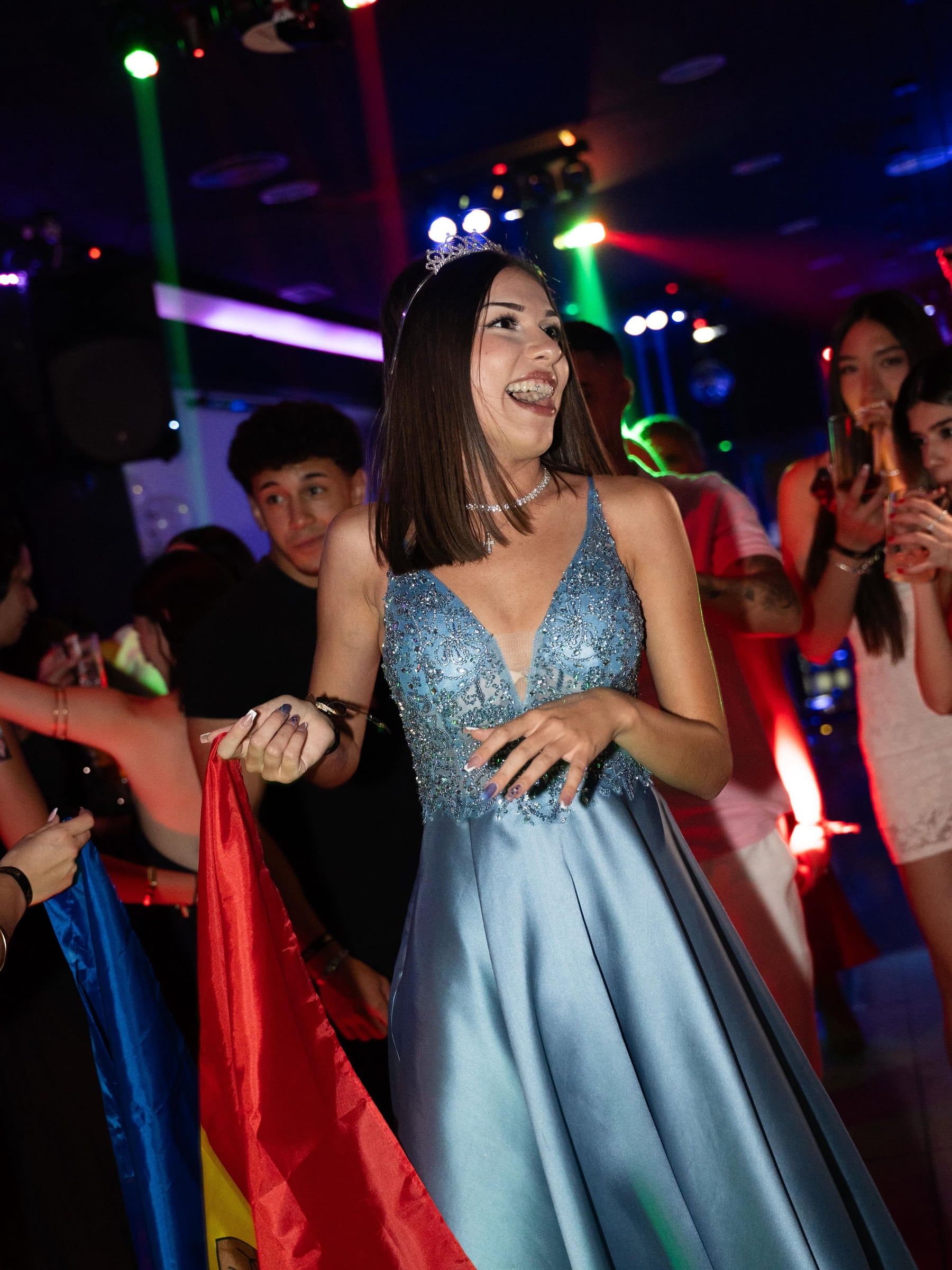 Cumpleañera con vestido azul en medio de la pista